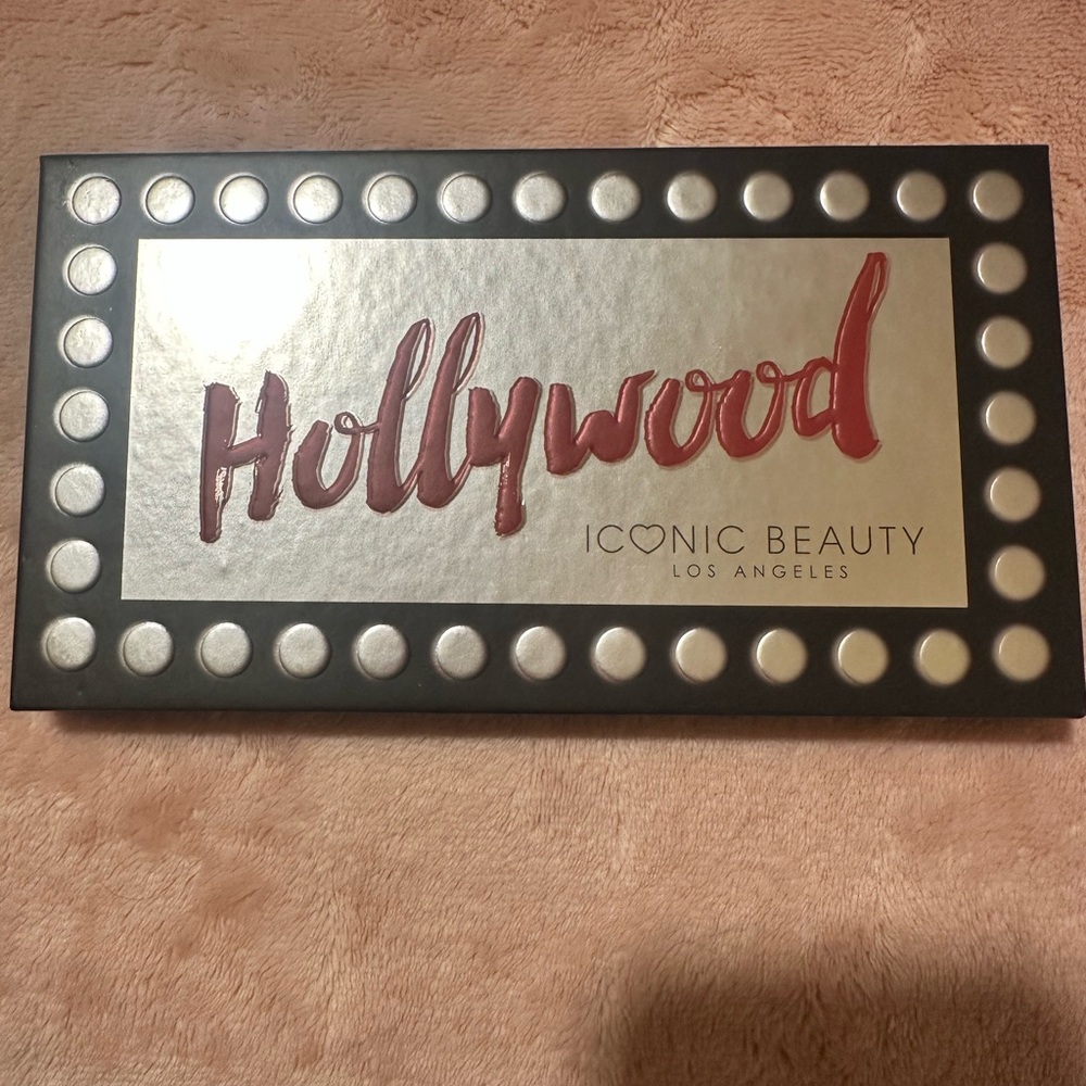 Iconic Beauty Hollywood Eyeshadow Palette - Red and Silver